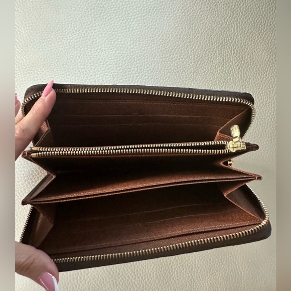 Louis Vuitton Monogram Zippy Wallet - Like New - Picture 4 of 14